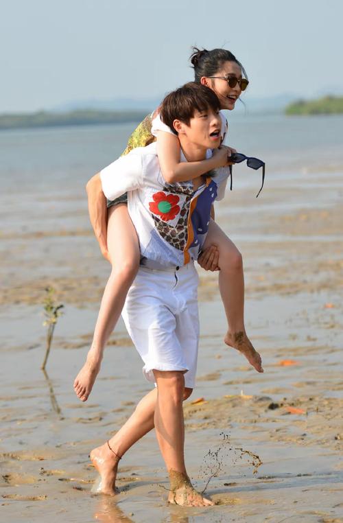 男明星裤子里支起小帐篷_某明星拉裤子_男明星帮女明星裤子