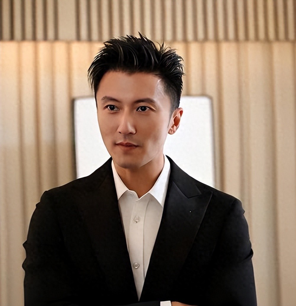 央媒“点名”，揭开45岁谢霆锋真实处境，原来王菲一个字都没说错