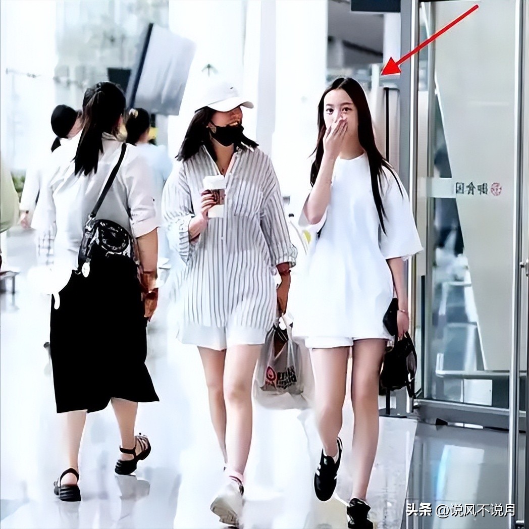 赵薇被执行冻结股权事件_赵薇被封杀后女儿复出_赵薇现在还在娱乐圈吗