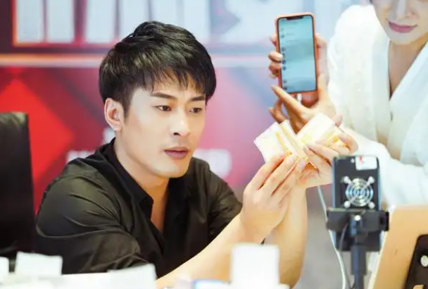 网红辛巴八卦最新事件-_网红老公出轨400人应对_网红抽脂去世事件详情